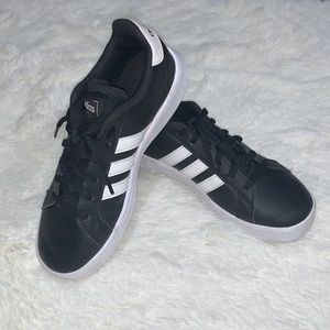 Kids Adidas Sneakers Black & White size 2